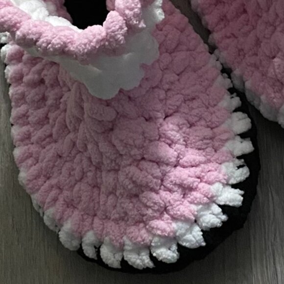 New Super Cozy soft slippers - Pink and White size 7/8 - nonslip bottoms - Picture 6 of 6
